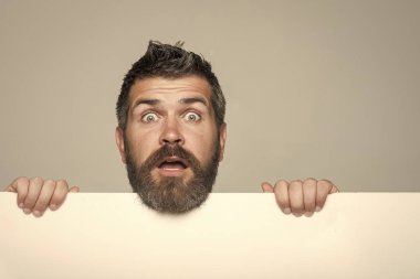 Adam uzun sakal ve bıyık.