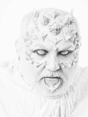 Sürüngen adam kör gözler ve dikenli deri sakal