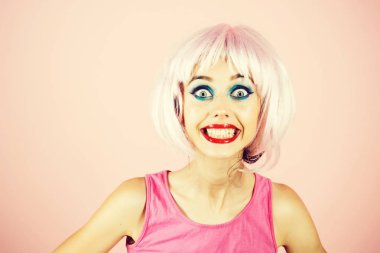 Kadın moda makyaj pembe peruk.