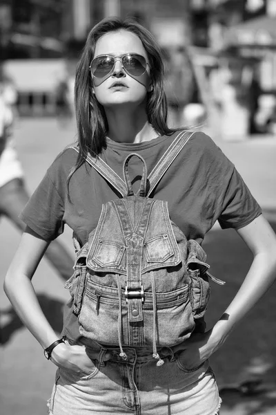 Sırt çantası ile genç güzel kız