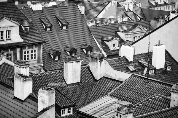 陶平铺屋顶的烟囱 — 图库照片