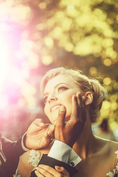 Cara sonriente de chica feliz en manos de hombre africano — Foto de Stock