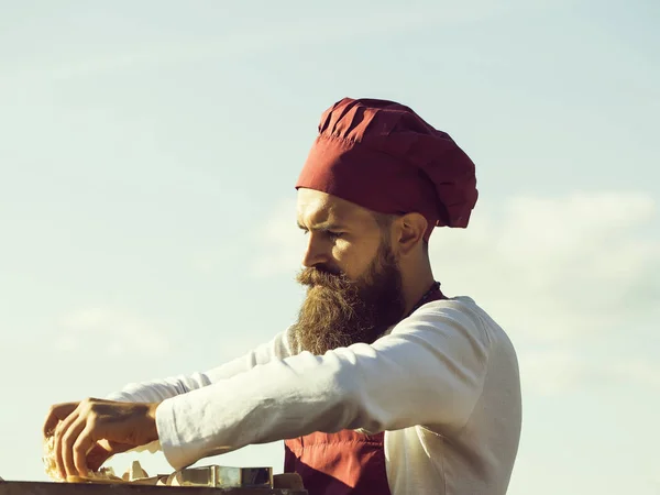 Homem cozinheiro amassar massa — Fotografia de Stock