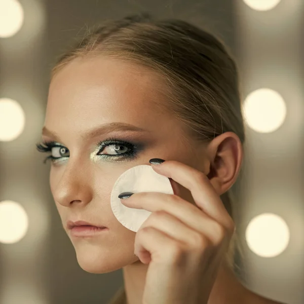 化粧アプリケーションまたは除去します。女性は、顔の皮膚を洗浄綿のパッドを使用します。新鮮な顔の皮膚、スキンケア、美容モデル。女性は、綿のパッドと化粧を削除します。スキンケア、治療と療法 — ストック写真