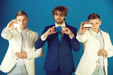 Ziyaret ve banka kartları gösterilen iş adamları