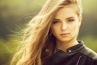 Moda model arka plan bulanık üzerinde.