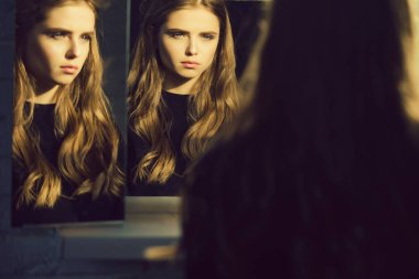 ayna uzun saç göz ile kız