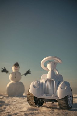 Oyuncak araba, seyahat ve tatilinizin kışın kardan adam.