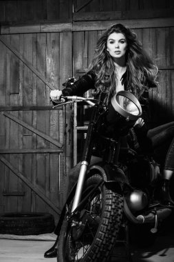 Motorcu deri ceketli vintage motosiklet üzerinde oturan