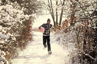 Mutlu adam hediye kutusu ile çalışan