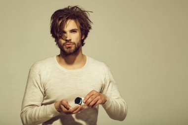 Hap plastik kavanoz içinde olan adam. Uyuşturucu ve antidepresan. Sağlık ve tıp. Adam tutun diyet hapı ve vitamin. Tedavi ve hipnotik tablet, kopya alanı