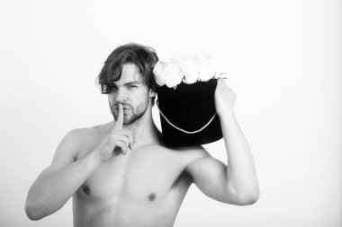 sessizlik parmak hareketi Güllü kutusunda gösterilen adam