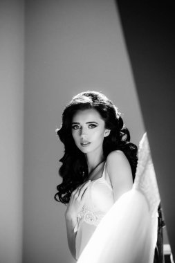 Gelin kadın uzun esmer saçlı ve moda makyaj