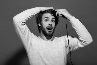 şaşırmış adam sabah elektrikli ustura ile tıraş