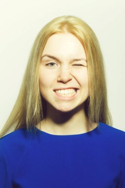 Kız beyaz dişler gözlerle sevimli yüz göz kırpıyor.