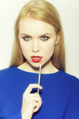 Yüzünde makyaj ile kız