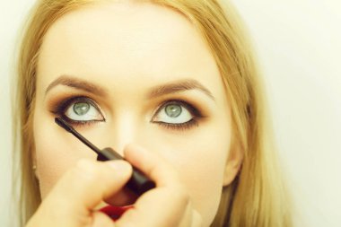 El kızı kirpik üzerinde siyah rimel uygulamak fırça