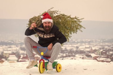Mutlu hipster Xmas ağacı beyaz kar üzerinde taşıyan