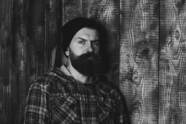 Sakallı adam şık siyah şapka ve ekose ceket poz