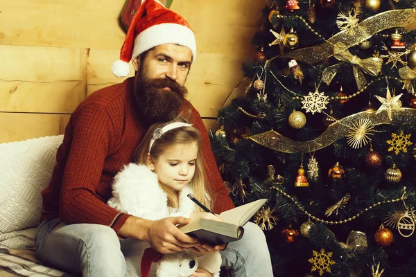 Kerst bebaarde vader en meisje schrijven — Stockfoto