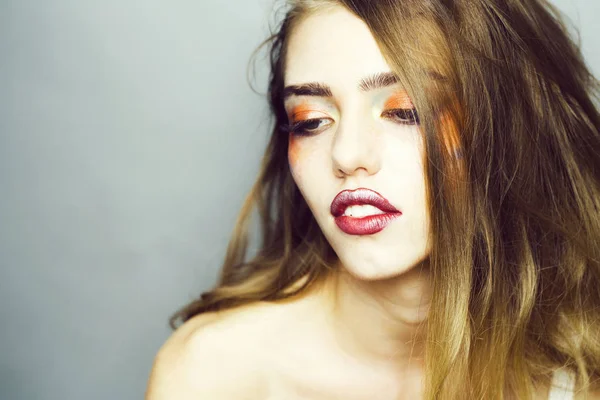 Chica con maquillaje naranja primer plano — Foto de Stock