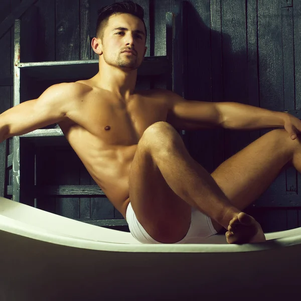 Muskulöser Mann in Badewanne — Stockfoto