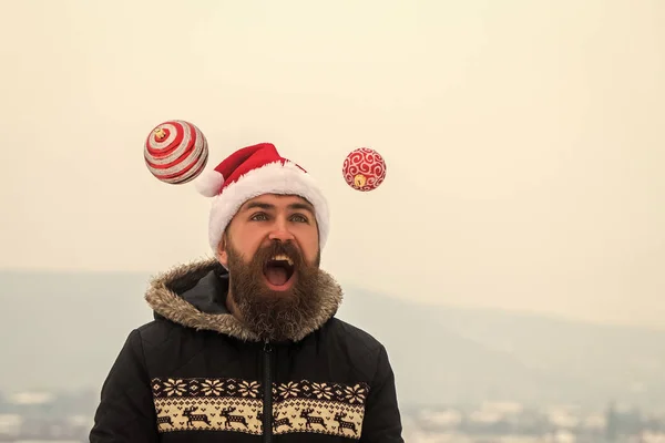 Fröhlicher Hipster, der vor Freude den Mund aufmacht — Stockfoto