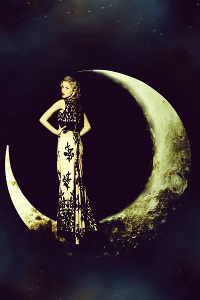 月のドレスを着た女性 — ストック写真