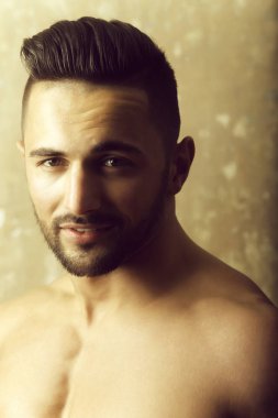 modeli ile kas göğüs ve kırışık alın