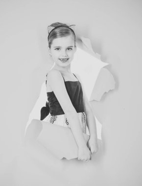 Moda ve güzellik, pinup stil, çocukluk. Vintage elbiseli küçük kız balo. Retro kız ya da moda modeli, güzellik. Retro görünüm, Kuaför, makyaj. Şık glamour şık elbiseli kız çocuk.