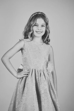 Pembe bir arka plan, güzellik moda modeli. moda ve güzellik