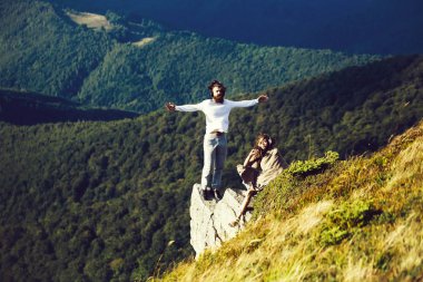 Dağ tepe üzerinde Romantik Çift