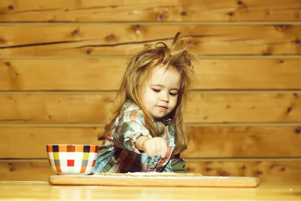 Schattig kind koken met deeg, meel en kom op hout — Stockfoto