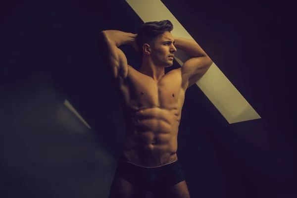 Muskulöser sexy Mann in der Nähe von Fenster — Stockfoto