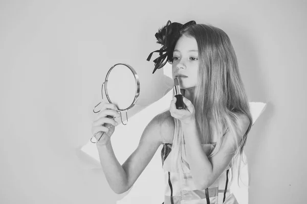 Cosmétiques pour enfants. Petite fille appliquant maquillage . — Photo