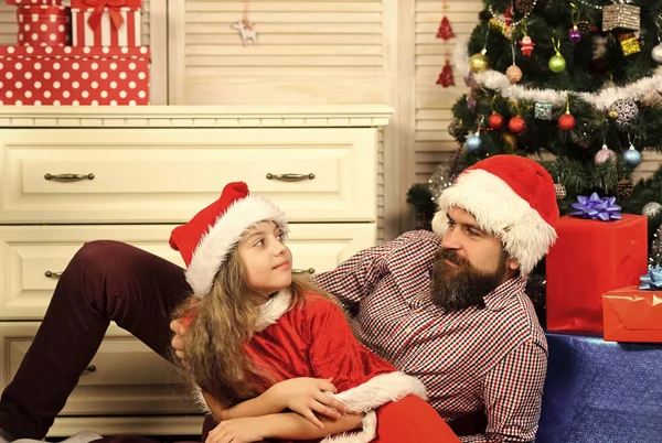 Gelukkig gezin vieren nieuwjaar en kerst. — Stockfoto