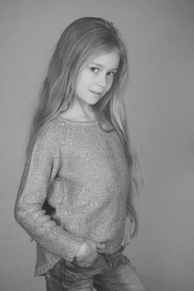 Porträtt av söt leende liten flicka med långt hår — Stockfoto