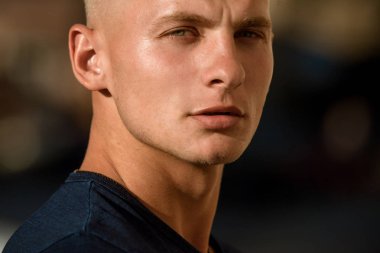 Soyunma kaslı bir adam olarak. Genç yüzü yakışıklı adam. Kaslı bir modeldir. Beyaz adam rahat moda giysiler giymek. Sağlıklı adam açık atletik. Moda ve stil için atletik yapılı