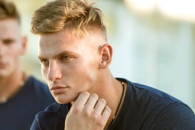 Seni göz uygun. İkizler kas bakışla çifti. Yakışıklı ikizler rahat moda tarzı. İyi fiziksel kas adam. Atletik erkek açık. Fit vücut ile moda ikizler. Mükemmel vererek uygun