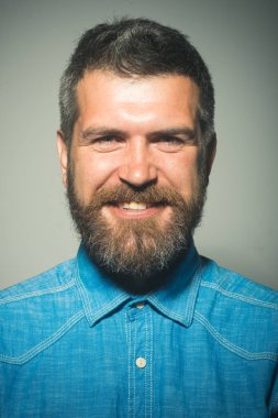 Sakalını uyacak kolay tarzı. Berberime en iyisidir. Sakallı adam mutlu gülümseyerek. Sakal ve bıyık yakışıklı adam. Moda olan adam. Sakal moda trendi. Kuaför dükkanı veya berber dükkanı.