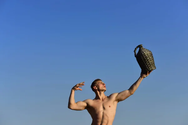 Forte e bonito. Homem atlético com garrafa de vinho vintage se divertir no verão. Homem muscular com corpo muscular relaxar no dia de verão. Uma vindima de vinho é o ano em que as uvas foram colhidas, espaço de cópia — Fotografia de Stock