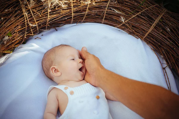 家族愛。ベッドで赤ちゃんの睡眠。母タッチ愛と生まれたばかりの赤ちゃん。母と子。私は永遠にあなたを愛してください。安らかな眠り — ストック写真