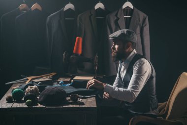 Uzun çalışma günü. mekanizasyon dikiş. Sakallı adam terzi dikiş ceket. mağaza ve moda showroom uygun. Retro ve modern atölye terzilik. iş elbise kodu. El yapımı. Her zaman kullanılabilir