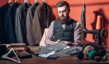 Yeni tasarım üzerinde çalışıyor. mekanizasyon dikiş. Sakallı adam terzi dikiş ceket. mağaza ve moda showroom uygun. Retro ve modern atölye terzilik. iş elbise kodu. El yapımı. Funky güzellik