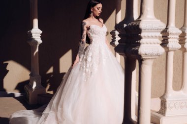 Şık düğün salonu gelin için bekliyor. Güzel gelinlik butik. Mutlu Gelin düğünden önce. Harika gelin kıyafeti. kadın düğün için hazırlanıyor. Evet diyerek. Gerçek hayranlık