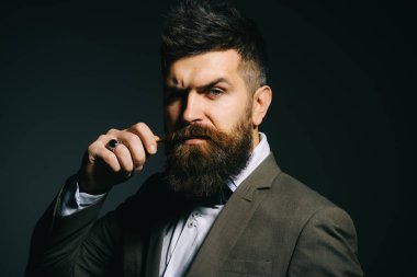 İnsanlar moda bunu bir iş olarak düşünün. Kuaför dükkanı sakallı adam. İş aşınmaya uzun sakallı adam. Her zamanki gibi iş. Erkek moda. Kuaför salonu içinde