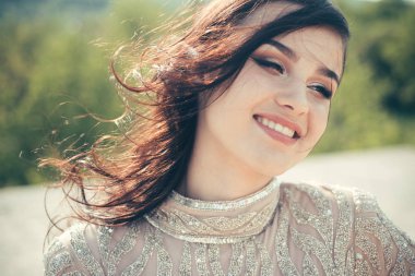 Uzun esmer saçlı güzel kız. Seksi kadın moda portre. Güzellik salonu ve Kuaför. Makyaj kozmetik ve cilt bakımı. Neşeli sevimli kız açık. Cilt Bakımı. Seksi manken. Yüz Bakımı