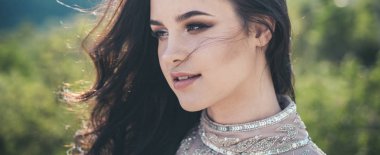 Uzun esmer saçlı güzel kız. Kadın moda portre. Güzellik salonu ve Kuaför. Makyaj kozmetik ve cilt bakımı. Neşeli sevimli kız açık. Güzellik ve moda. Kendinden emin ve şık güzellik