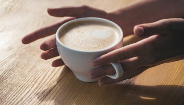 taze sabah süt ve krema köpük ile kahve. kafe veya kahve dükkanı ve içme rahatlayın. mükemmel sabah en iyi kahve. Barista americano ya da espresso fincan öneriyorum. Kahve için beş dakika