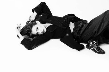 paltolu güzel saç modeli ile çekici kız siyah makyaj vardır